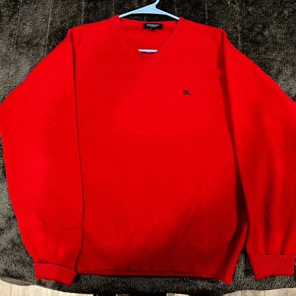 Burberry men's V-neck The color is The size is